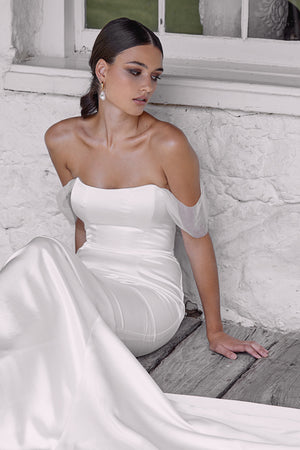 https://rivabridal.com/cdn/shop/files/tulle-sleeve-wedding-dress.jpg?crop=center&height=450&v=1691547367&width=300
